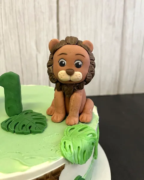 León de fondant con número 1