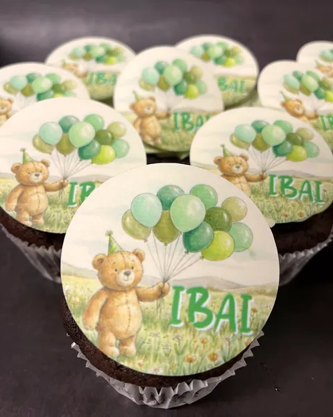 Cupcakes de osito con globos verdes