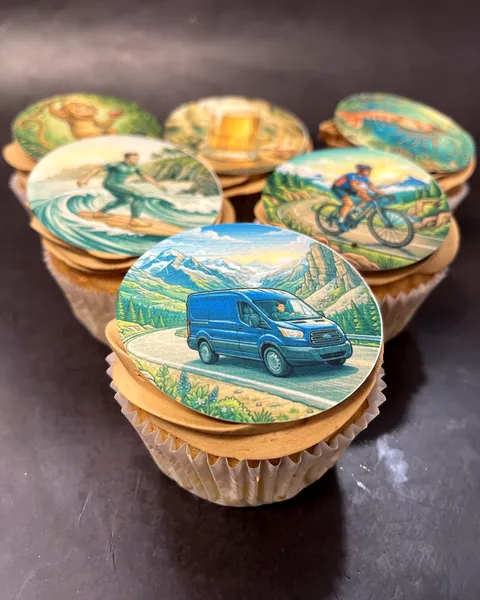 Cupcakes con dibujos de furgoneta y ciclista