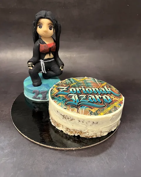 Bento cake con figura de chica de fondant