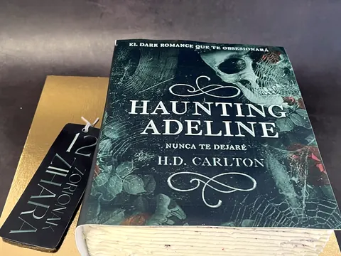 Tarta libro «Haunting Adeline»