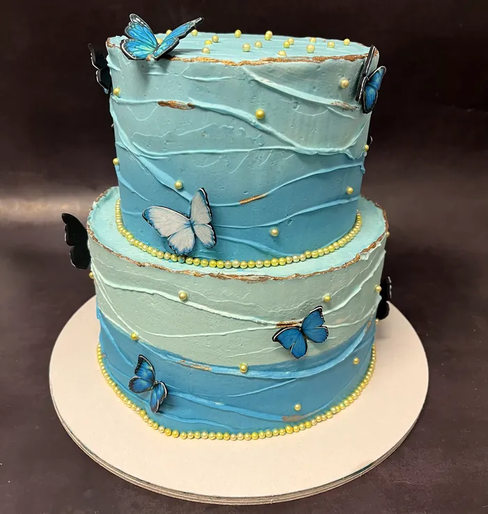 Tarta de dos pisos turquesa con mariposas